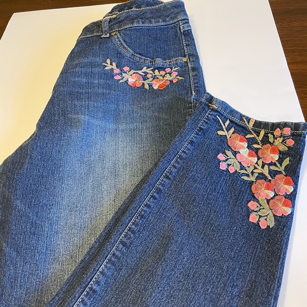 NWOT PRETTY FLORAL CAPRI’S
